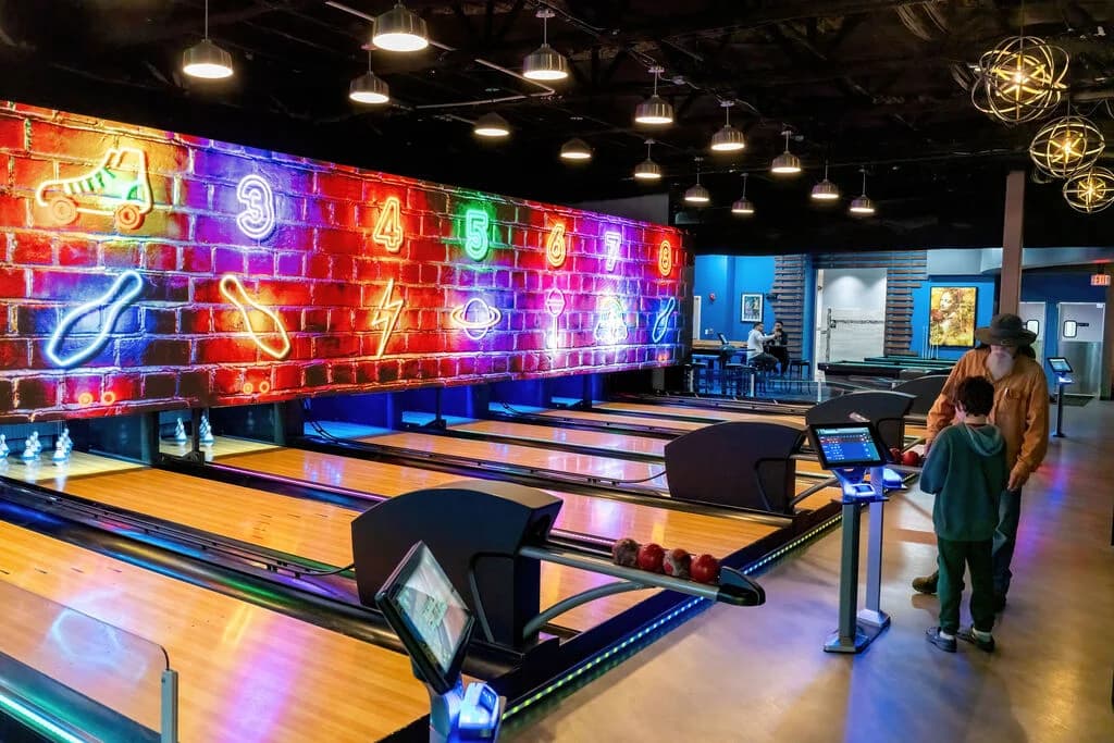 HeadPinz interior